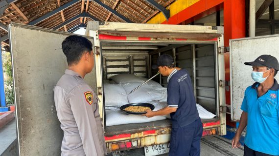 Polres Pelabuhan Tanjungperak Bantu Petani Distribusikan Jagung Hasil Panen ke Bulog