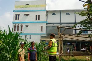 Bhabinkamtibmas Tulungrejo Sambang Petani dan Santri Pengelola Lahan Jagung, Perkuat Ketahanan Pangan dan Kemitraan