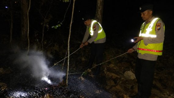 Respon Cepat Laporan Call Center 110, Polsek Kedunggalar Berhasil Padamkan Kebakaran Lahan di Ngawi