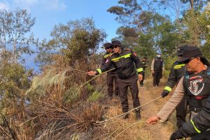 Polres Lumajang Buat Fire Break Darurat Antisipasi Karhutla TNBTS Meluas